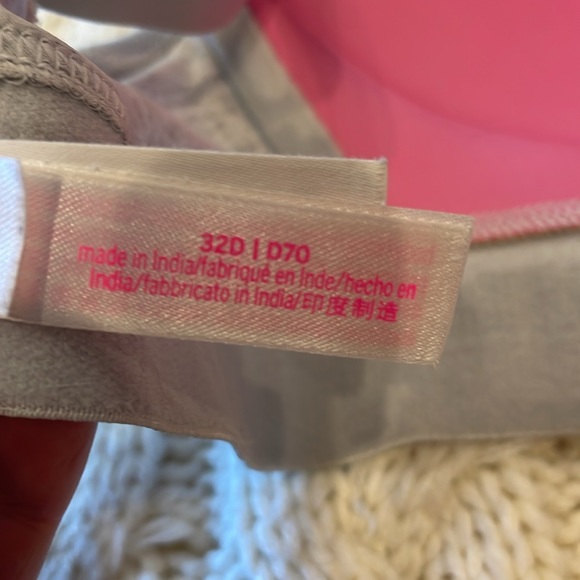 2 Victoria Secret Pink Bras - size 32D - adjustable straps for crossover back. - Picture 7 of 9